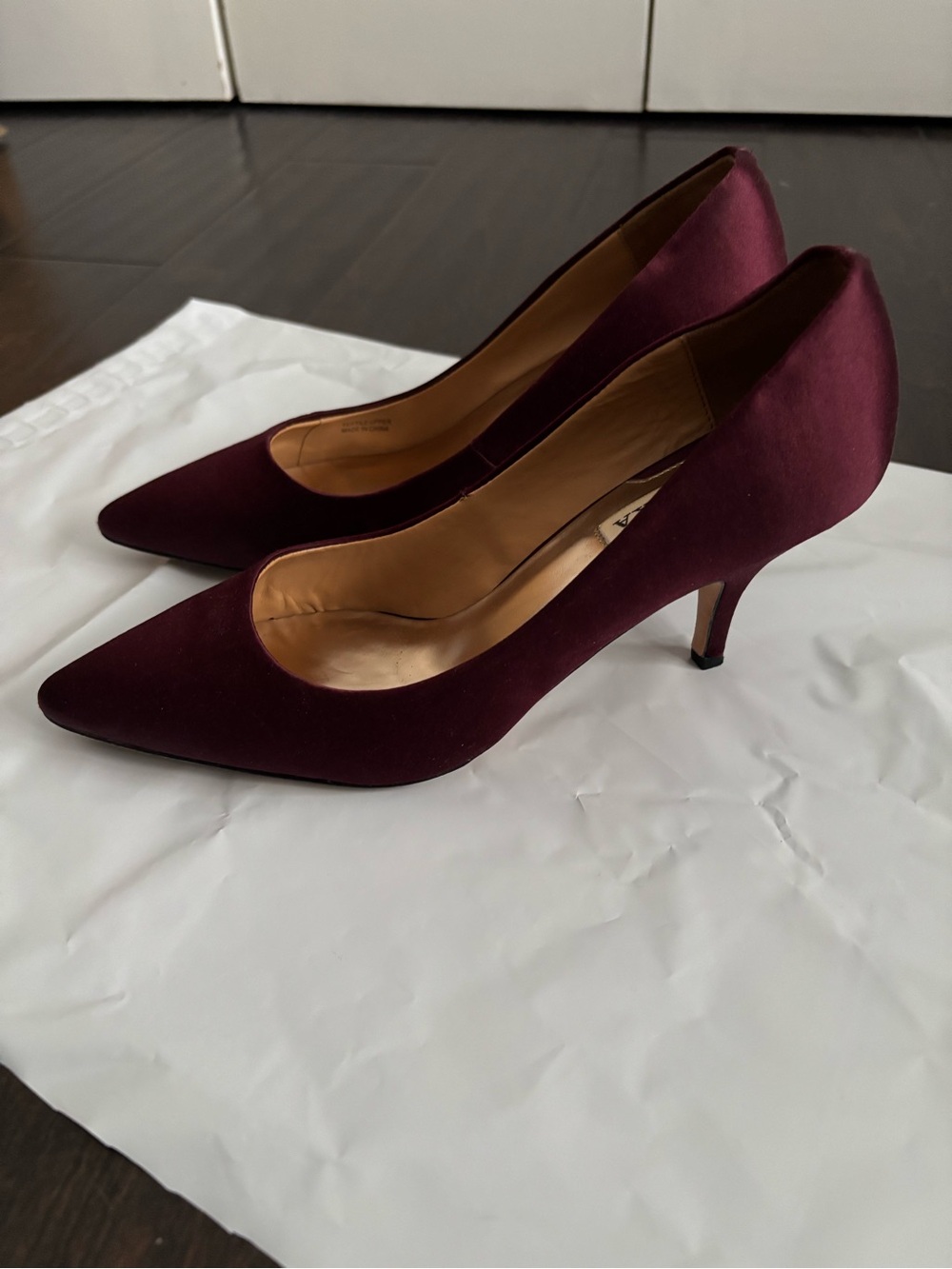Badgley Mischka Women's Burgundy Satin Pointed-Toe Pumps - Picture 3 of 7